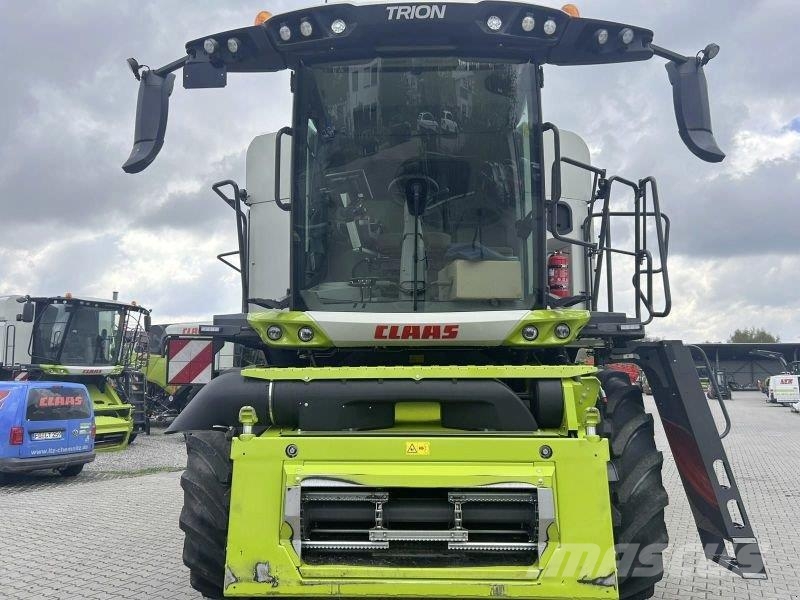 CLAAS TRION 750 Kombajni