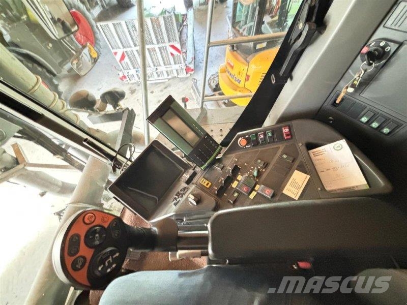 CLAAS Xerion 3300 Saddle Trac + Väderstad Carrier 525 XT Mesttank
