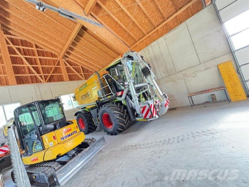 CLAAS Xerion 3300 Saddle Trac + Väderstad Carrier 525 XT Mesttank