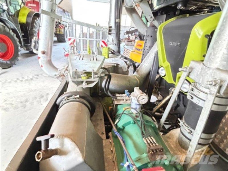 CLAAS Xerion 3300 Saddle Trac + Väderstad Carrier 525 XT Mesttank