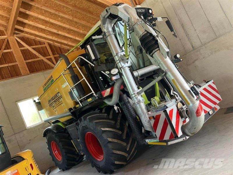 CLAAS Xerion 3300 Saddle Trac + Väderstad Carrier 525 XT Mesttank