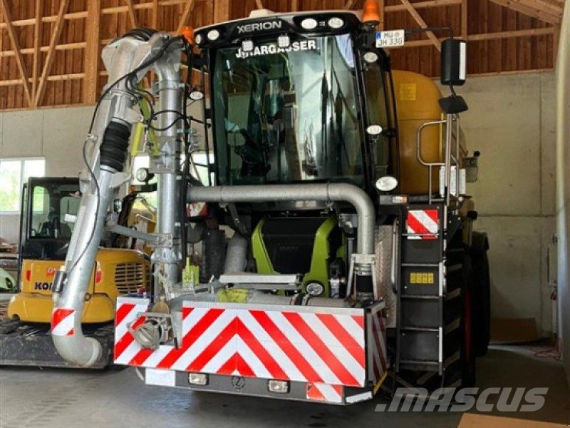 CLAAS Xerion 3300 Saddle Trac + Väderstad Carrier 525 XT Mesttank