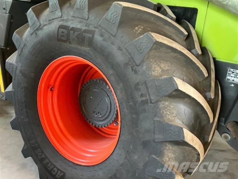 CLAAS Xerion 3300 Saddle Trac + Väderstad Carrier 525 XT Mesttank