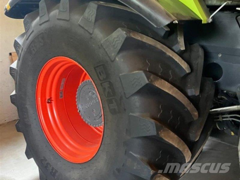 CLAAS Xerion 3300 Saddle Trac + Väderstad Carrier 525 XT Mesttank