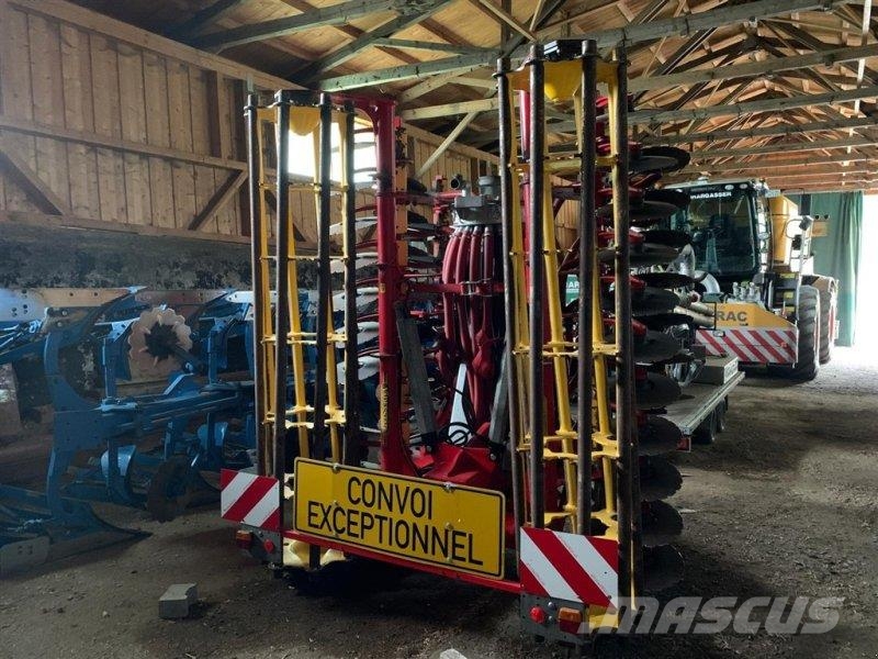 CLAAS Xerion 3300 Saddle Trac + Väderstad Carrier 525 XT Mesttank