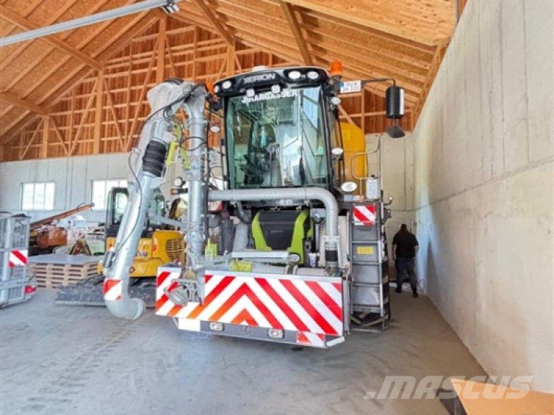 CLAAS Xerion 3300 Saddle Trac + Väderstad Carrier 525 XT Mesttank