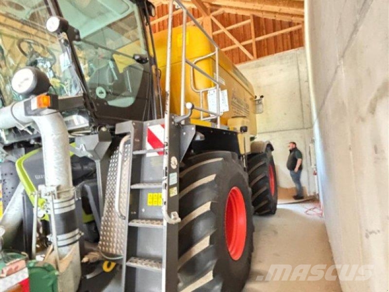 CLAAS Xerion 3300 Saddle Trac + Väderstad Carrier 525 XT Mesttank
