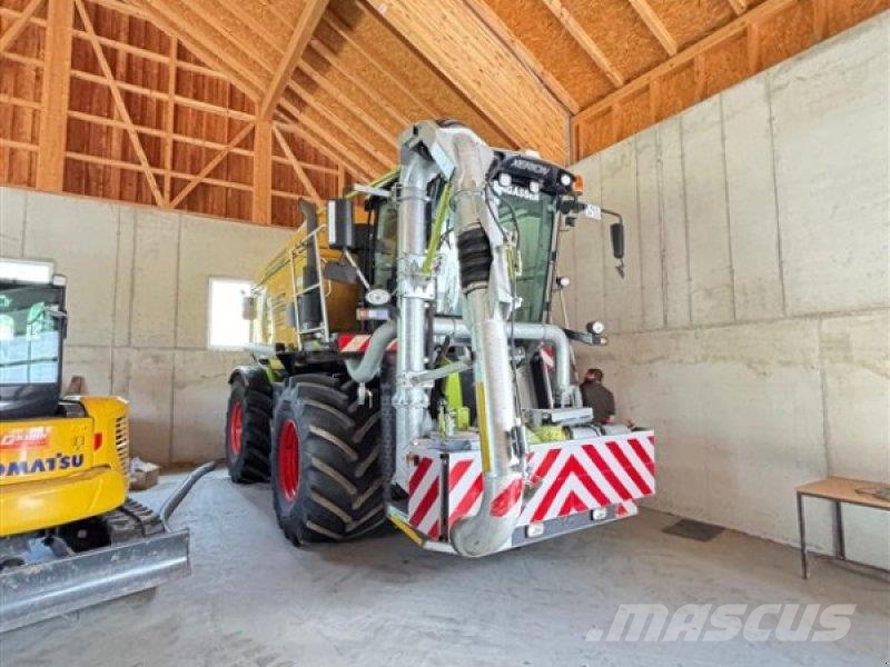 CLAAS Xerion 3300 Saddle Trac + Väderstad Carrier 525 XT Mesttank