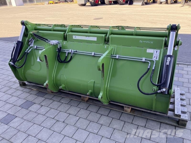Fendt 2,8 M³ SILAGEBEIßSCHAUFEL ماكينات وملحقات زراعة أخرى