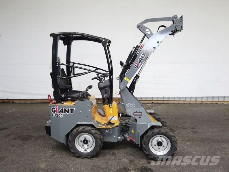 GiANT G1200 HOFLADER Schrankladers