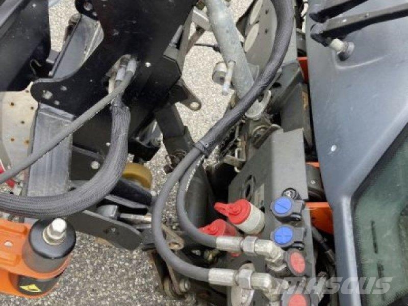 Holder C 65 SINGLE CAB جرارات مدمجة