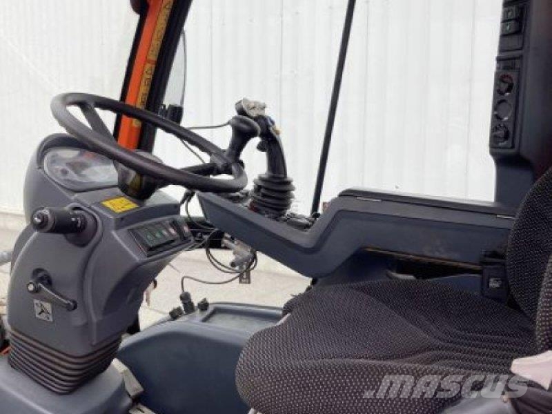 Holder C 65 SINGLE CAB جرارات مدمجة