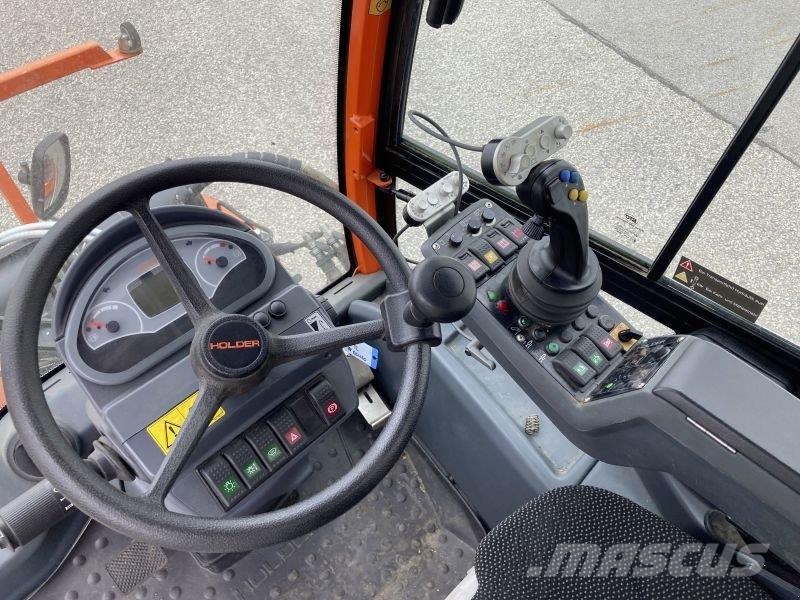 Holder C 65 SINGLE CAB جرارات مدمجة