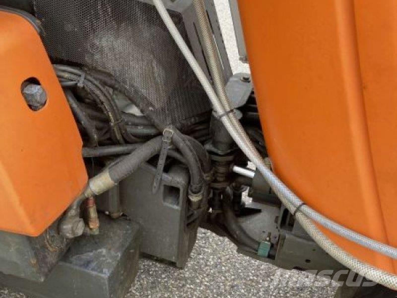 Holder C 65 SINGLE CAB جرارات مدمجة