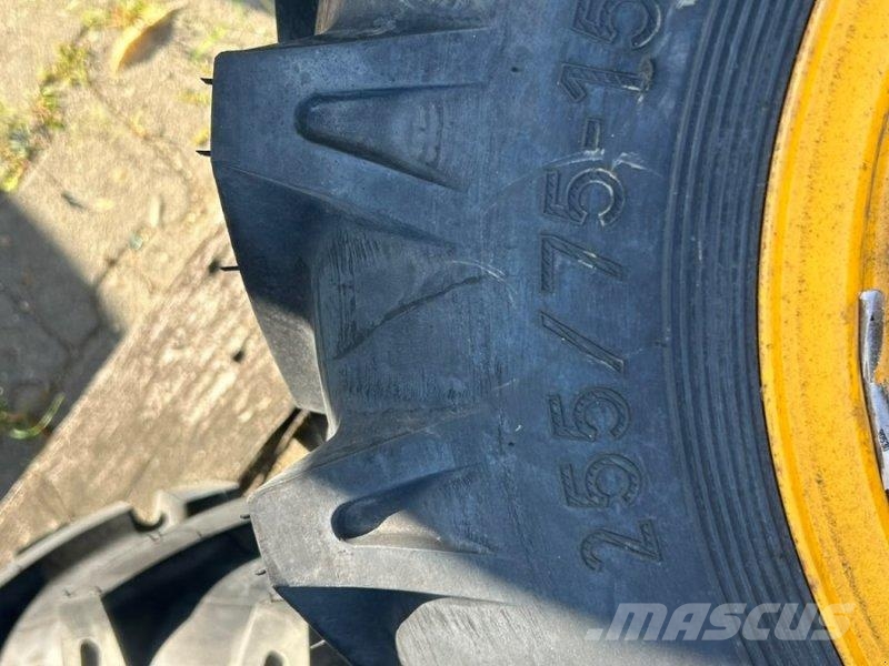 JCB 255/75-15.3 Gume, točkovi i felne