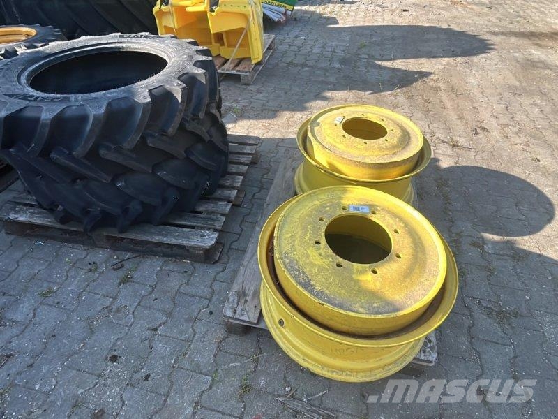 John Deere 2 Stück 320/70R24 Ceat Däck, hjul och fälgar