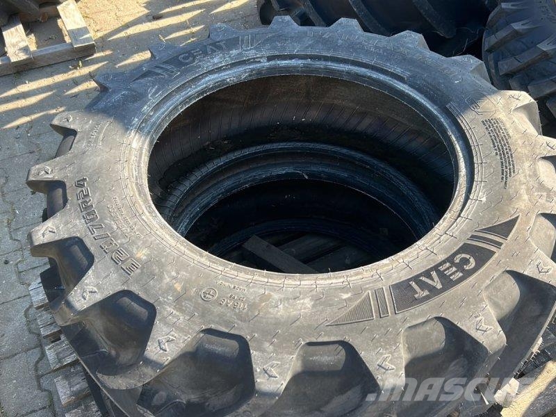 John Deere 2 Stück 320/70R24 Ceat Däck, hjul och fälgar