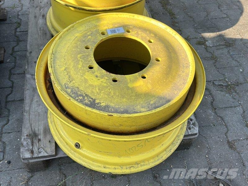John Deere 2 Stück 320/70R24 Ceat Däck, hjul och fälgar