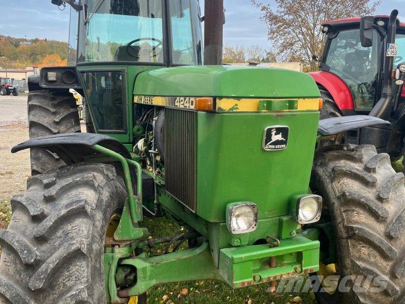John Deere 4240 S الجرارات