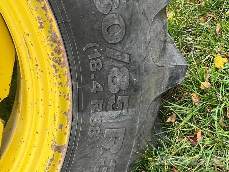 John Deere 4240 S الجرارات