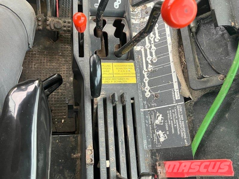 John Deere 4240 S الجرارات