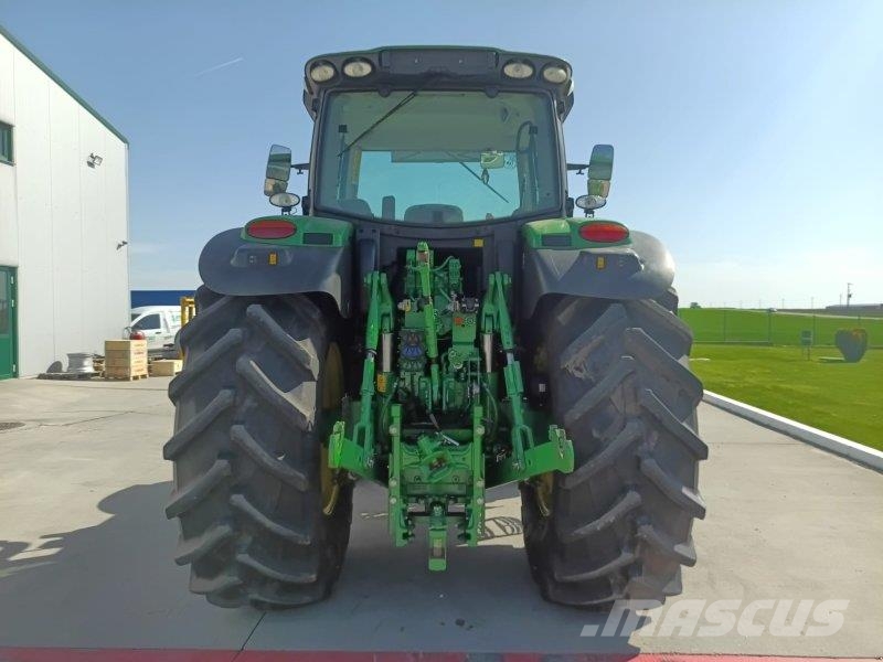 John Deere 6215R Traktori