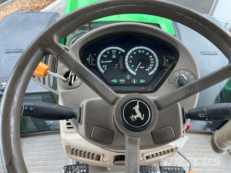 John Deere 6215R الجرارات