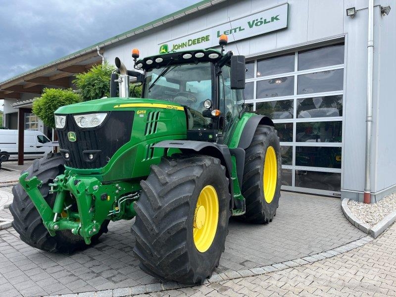John Deere 6215R الجرارات