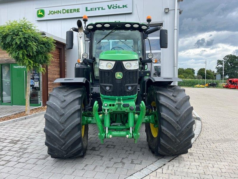 John Deere 6215R الجرارات