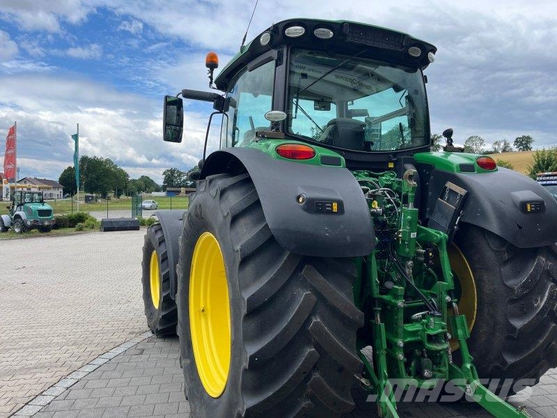 John Deere 6215R الجرارات