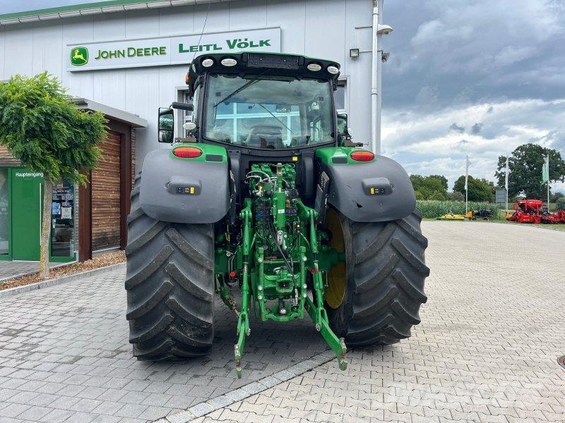 John Deere 6215R الجرارات