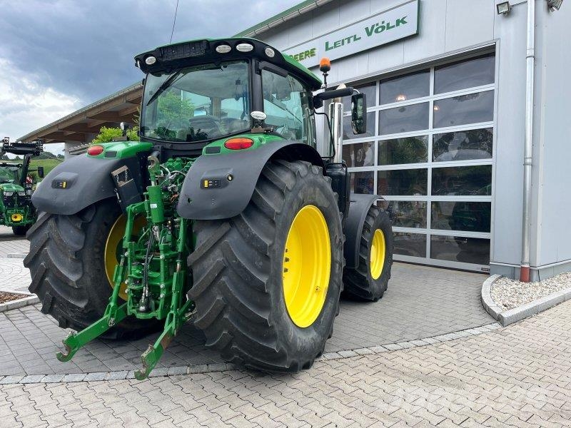 John Deere 6215R الجرارات