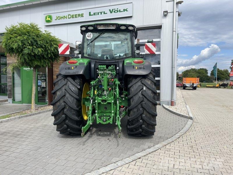 John Deere 6215R الجرارات