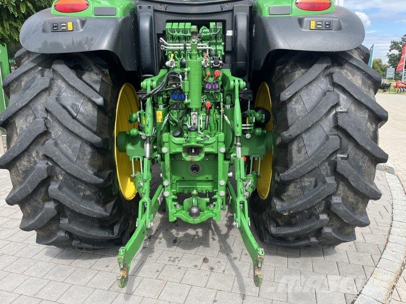 John Deere 6215R الجرارات
