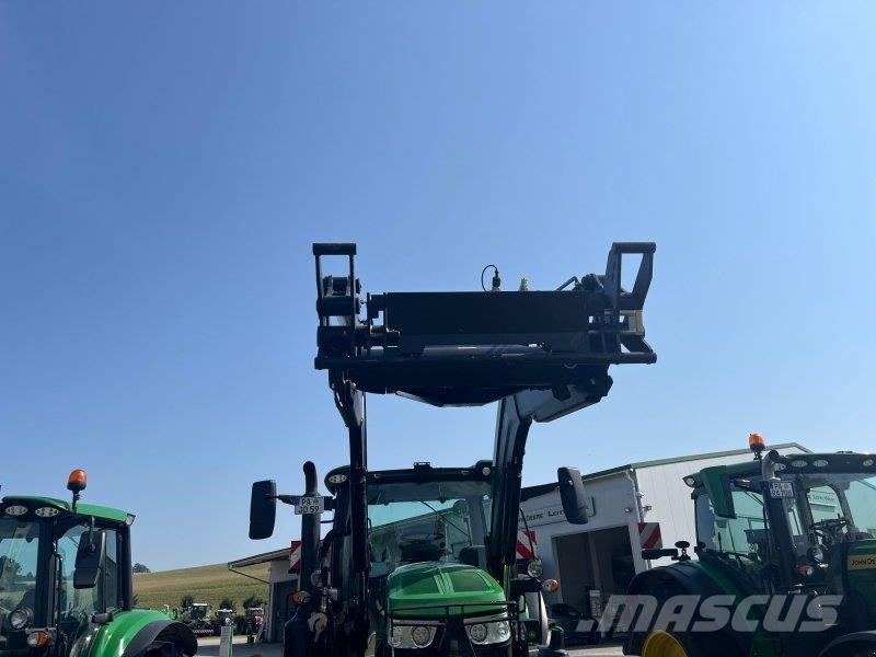 John Deere 6215R الجرارات