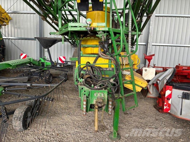 John Deere 824 Gübre dagitma tankerleri