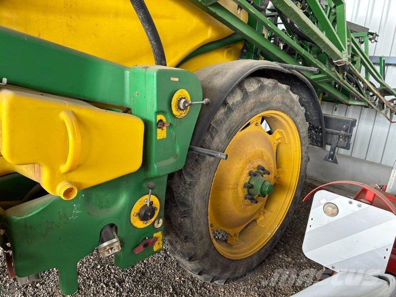 John Deere 824 Gübre dagitma tankerleri
