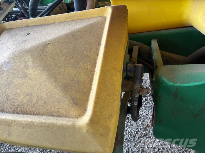 John Deere 824 Gübre dagitma tankerleri