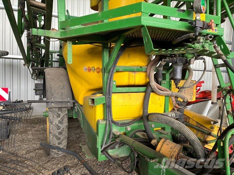 John Deere 824 Gübre dagitma tankerleri