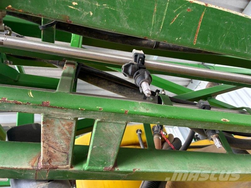 John Deere 824 Gübre dagitma tankerleri