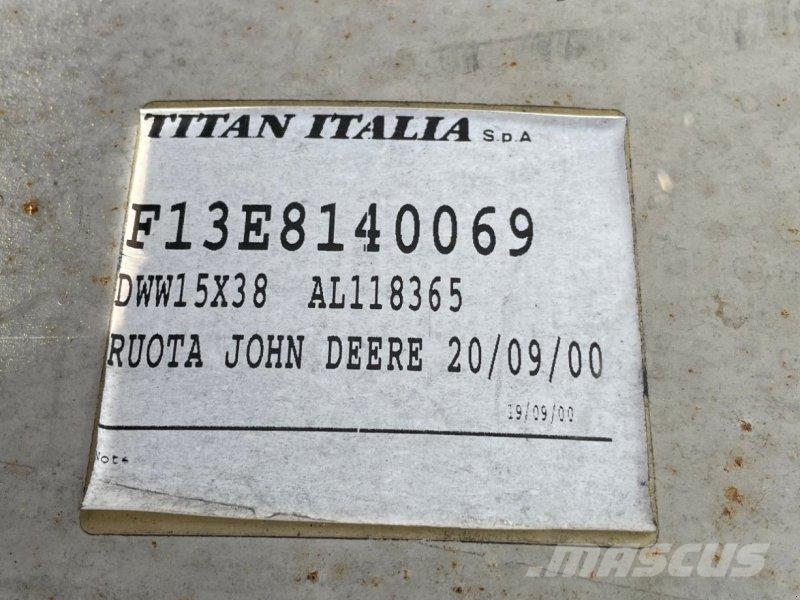 John Deere Felgen 13x24 u. 15x38 الإطارات والعجلات والحافات