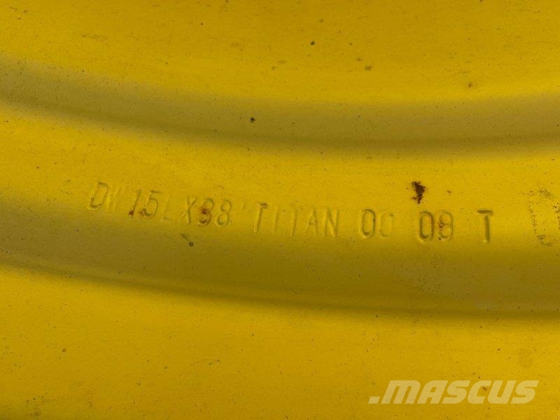John Deere Felgen 13x24 u. 15x38 الإطارات والعجلات والحافات