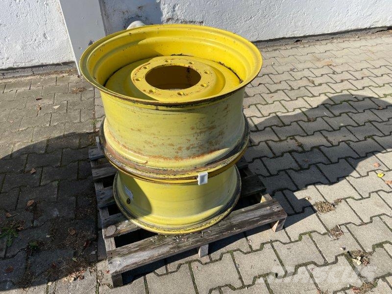 John Deere Felgen 13x24 u. 15x38 الإطارات والعجلات والحافات