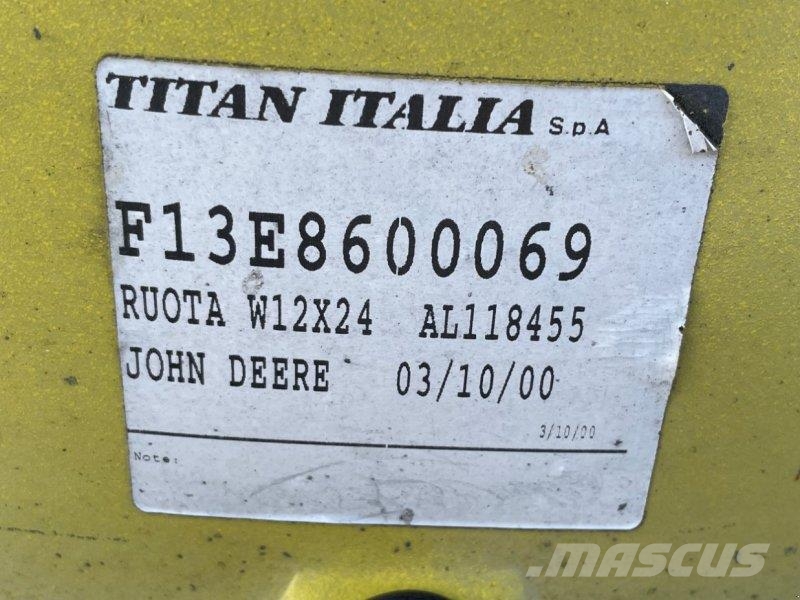John Deere Felgen 13x24 u. 15x38 الإطارات والعجلات والحافات