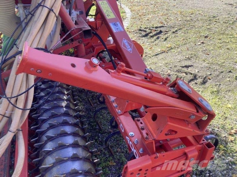 Kuhn CD 400 + ACCORD SÄCOMPACTOR Drills