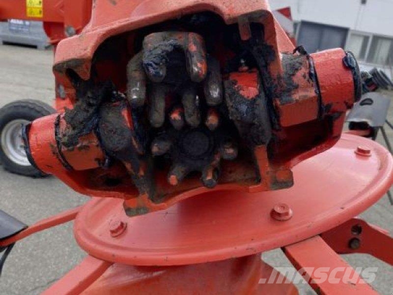 Kuhn GF 13002 مكابس وميبسات التبن