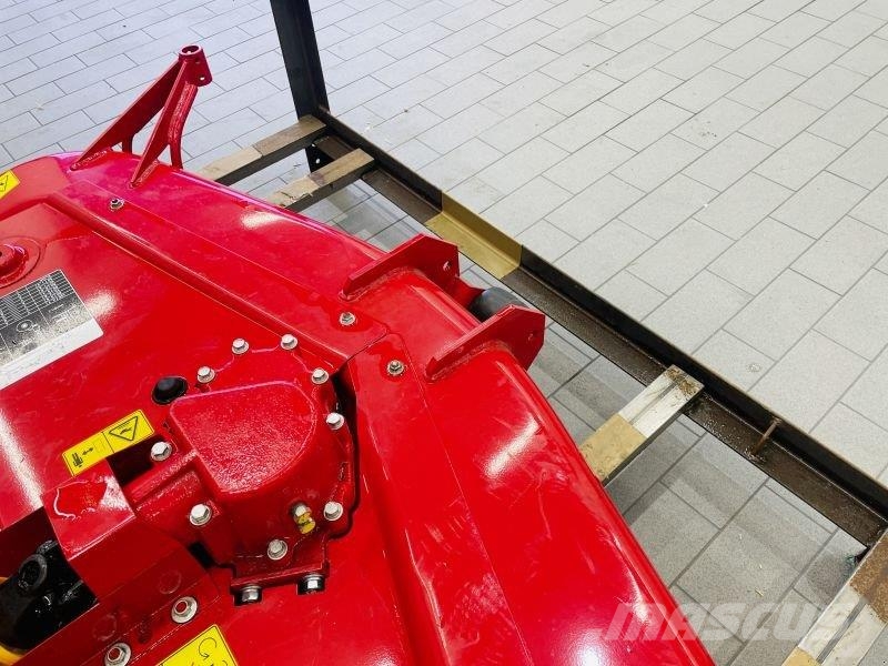 Massey Ferguson ZWISCHENACHS SICHELMÄHWERK Montuojamos ir prikabinamos šienapjovės