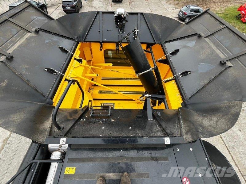 New Holland CR 8.90 حصادات