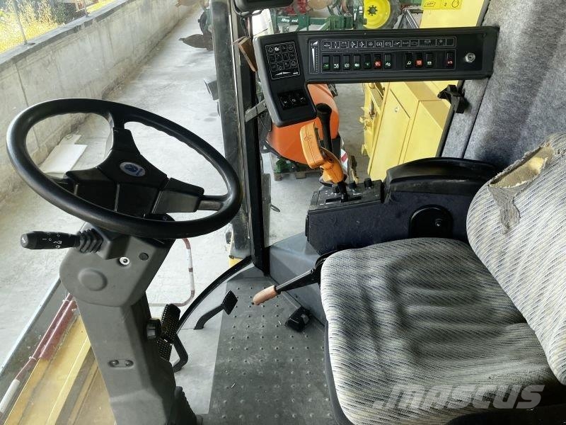 New Holland TX 68 حصادات
