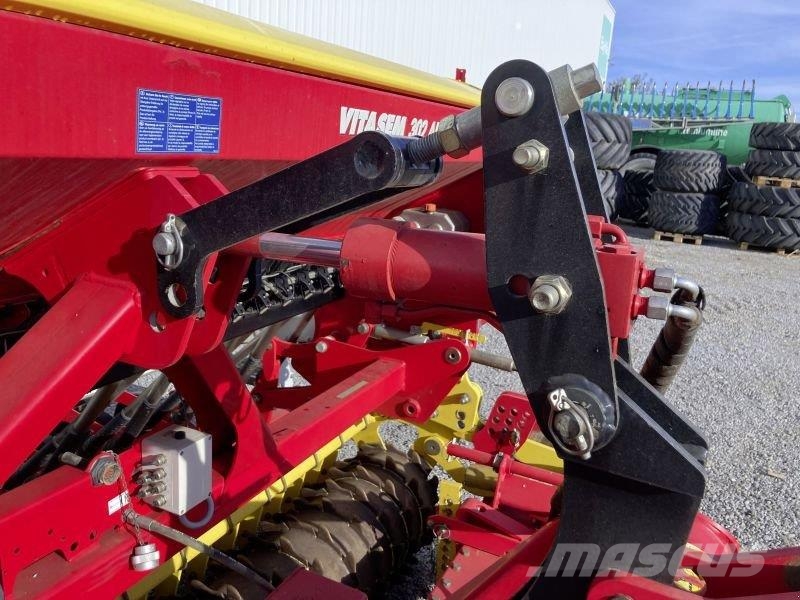 Pöttinger LION 301 U. VITASEM 302 ADD Combination drills